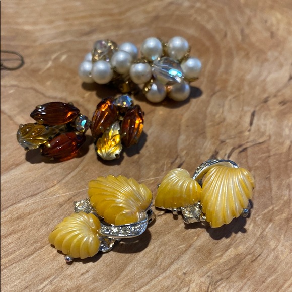 Assorted Vintage Earrings Set - Picture 7 of 7